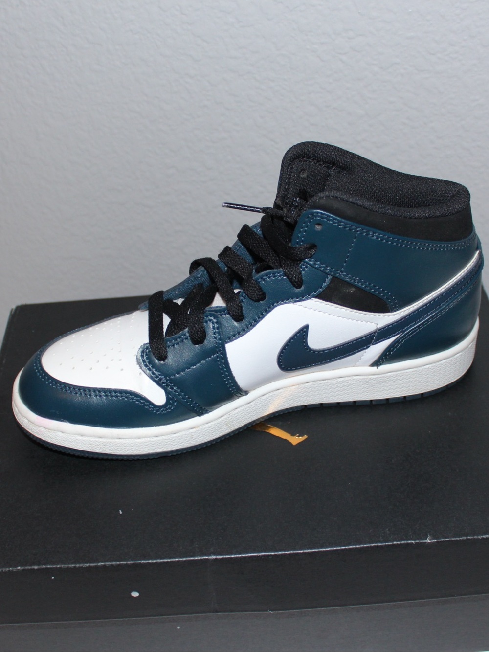 Nike Air Jordan 1 Mid - White and Teal Blue